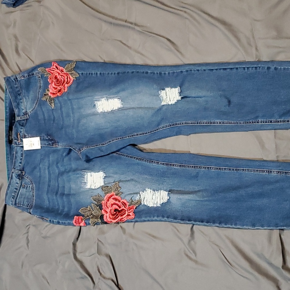 NEW ASHLEY STEWART EMBROIDERED JEANS